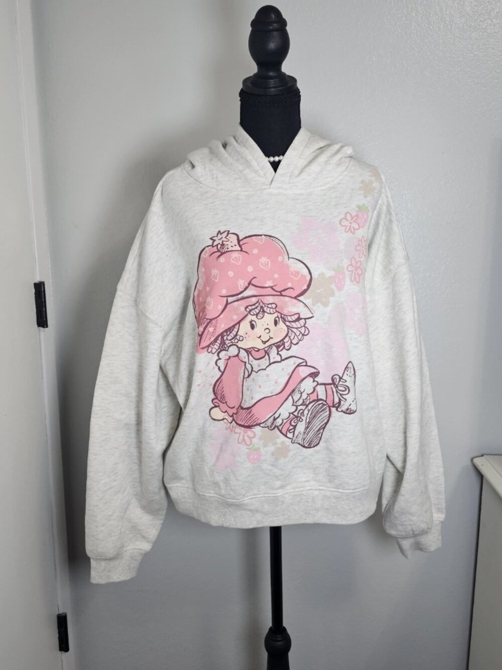 NEW Strawberry Shortcake Grey Pink Women's Graphic Sweatshirt Hoodie Size Large - Picture 3 of 7